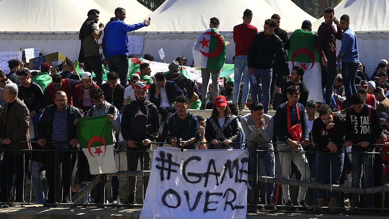 Les étudiants ont poursuivi mardi 12 mars dans les rues d'Alger leur mouvement de protestation pour réclamer le départ du président Abdelaziz Boutelflika qui a simplement renoncé à se présenter à un cinquième mandat.