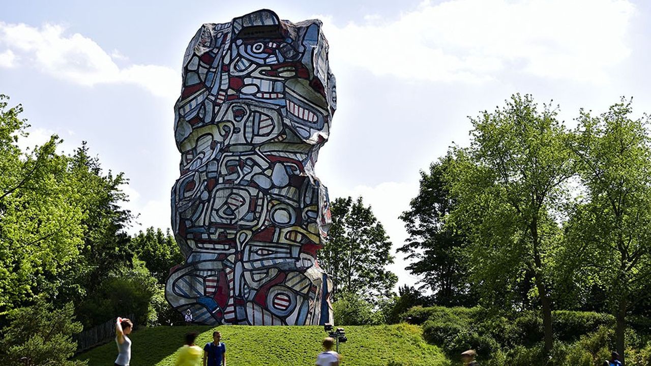 La Tour aux figures est une commande faite à Jean Dubuffet en 1983.