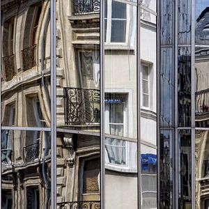 Si le Paris haussmannien l'a fait sienne au fil du temps, sous les formes les plus diverses, l'affaire s'avère plus délicate dans le monde de la construction neuve.