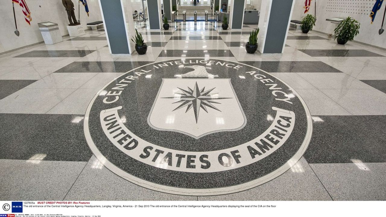L'ancienne entrée du siège de la CIA à Langley près de Washington DC avec son écusson au sol reste le symbole des « guerres secrètes » des Etats-Unis.