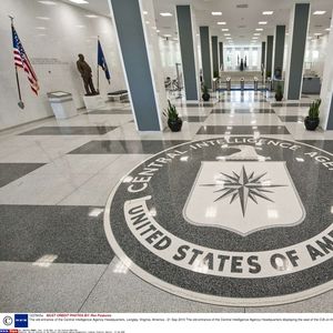 L'ancienne entrée du siège de la CIA à Langley près de Washington DC avec son écusson au sol reste le symbole des « guerres secrètes » des Etats-Unis.