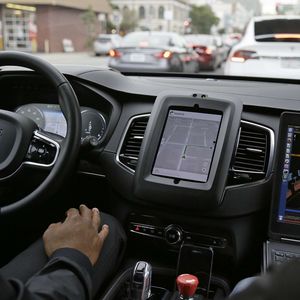 Pour Uber, il s'agit de continuer à investir dans un domaine, les voitures autonomes, où tous les acteurs du secteur se battent