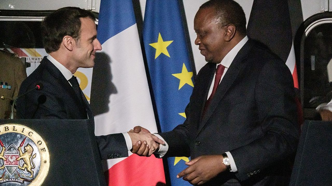 Le président français Emmanuel Macron et son homologue kényan Uhuru, mercredi, avant la conclusion des négociations qui ont abouti à la concrétisation de contrats pour 2 milliards pour les groupes français.