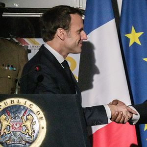Le président français Emmanuel Macron et son homologue kényan Uhuru, mercredi, avant la conclusion des négociations qui ont abouti à la concrétisation de contrats pour 2 milliards pour les groupes français.