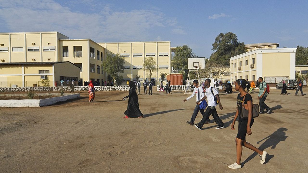 Les lycées, comme ici l'établissement d'enseignement public de Djibouti, jouent un rôle vital dans la diffusion du français.