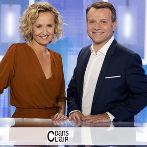 « C dans l'air », sur France 5, présenté par Caroline Roux et Axel de Tarlé, une émission produite par Lagardère Studios.