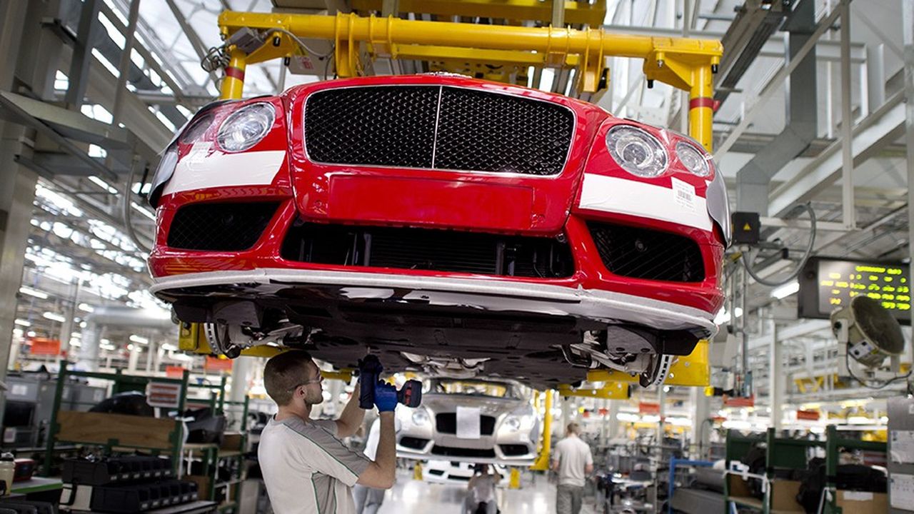 Les investissements réalisés par le secteur automobile au Royaume-Uni ont fondu de moitié l'an dernier. Ici, une ligne de production de Bentley dans l'usine anglaise de Crewe.