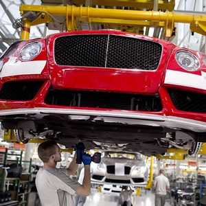 Les investissements réalisés par le secteur automobile au Royaume-Uni ont fondu de moitié l'an dernier. Ici, une ligne de production de Bentley dans l'usine anglaise de Crewe.