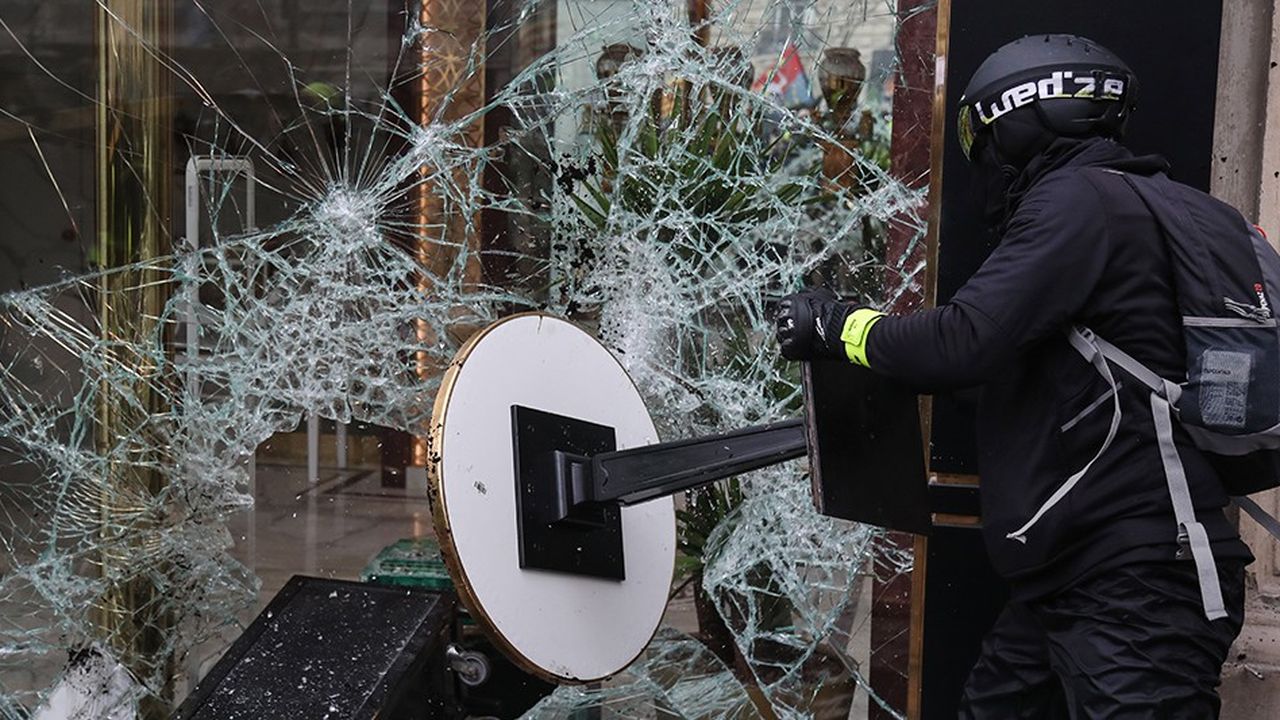 91 établissements parisiens ont été dégradés samedi avec une violence jamais vue selon les commerçants.