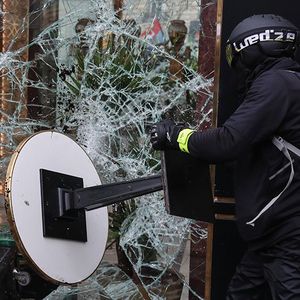 91 établissements parisiens ont été dégradés samedi avec une violence jamais vue selon les commerçants.