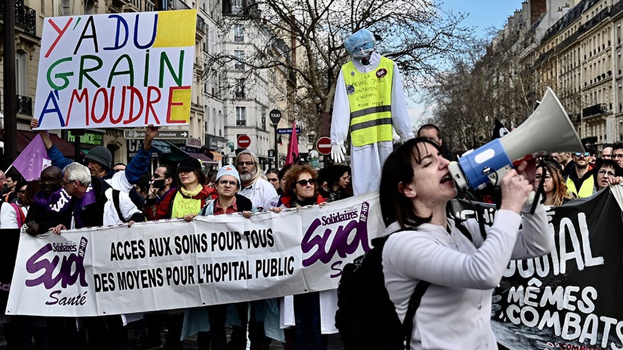 A Paris, les manifestants ont défilé du jardin du Luxembourg au Champ-de-Mars. (Photo by Philippe LOPEZ/AFP)