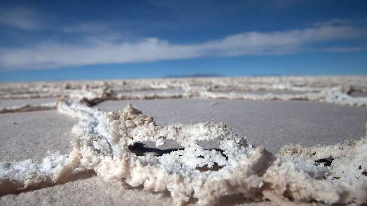 Le Salar d'Uyuni (en Bolivie) est le plus grand désert de sel au monde. Encore largement inexploité, il abriterait jusqu'à 21 millions de tonnes de réserves de lithium.