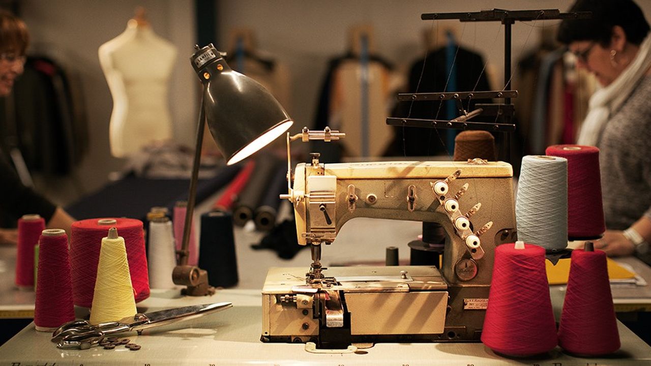 La manufacture Regain dans le Tarn s'approvisionne en laine française mérinos d'Arles, pour tricoter une gamme de pulls 100 % tricolores.