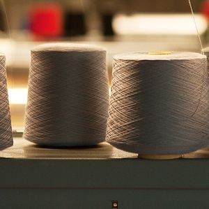 Première Vision lance la démarche « Tricolor », une démarche  pour relancer la filière française de la laine en réunissant les filatures, les tisseurs et les marques