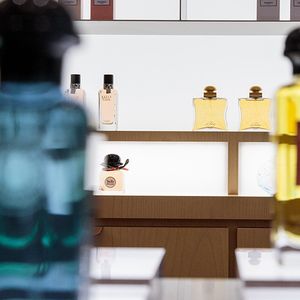 Déjà présent dans le parfum, Hermès veut lancer en 2020 une gamme de cosmétiques, avec du maquillage et des soins.