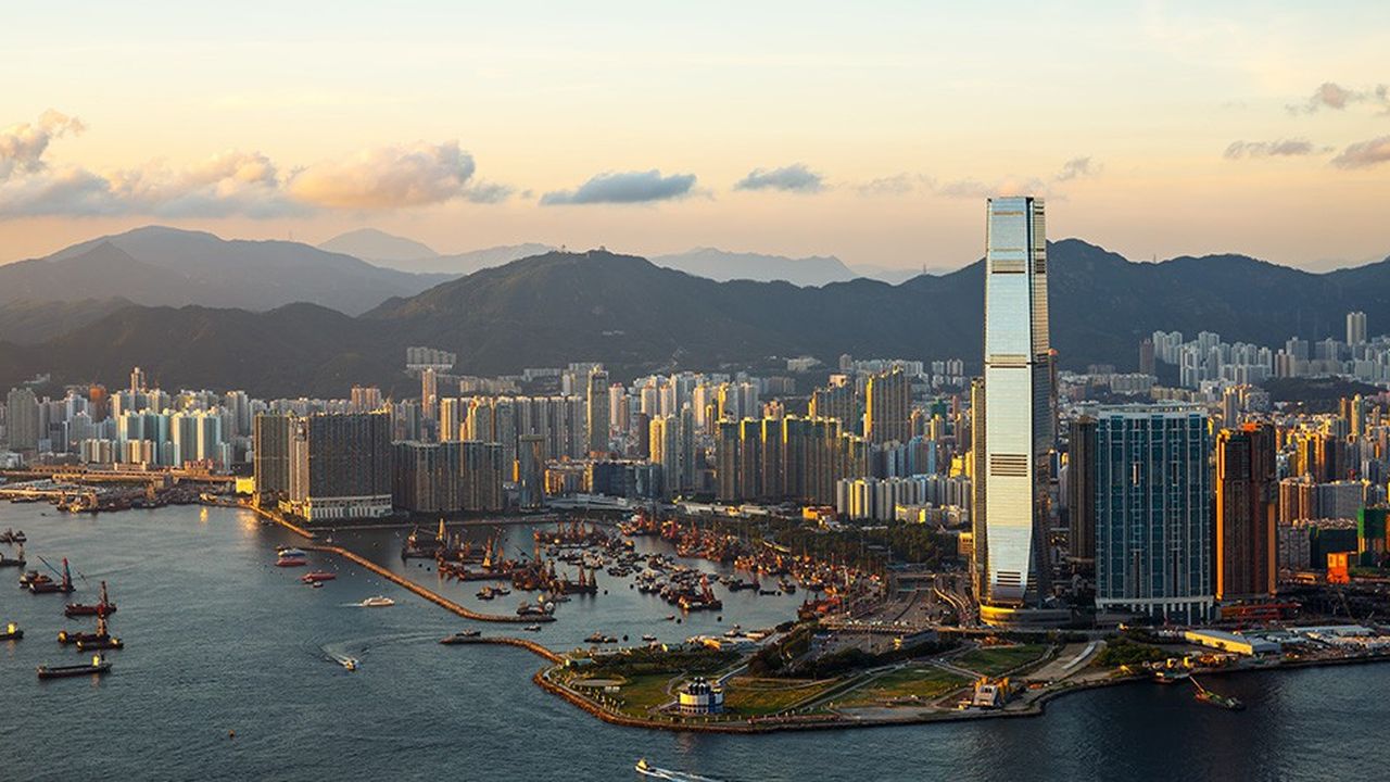 C'est dans l'International Commerce Center, bâtiment le plus haut de Hong-Kong et symbole de sa skyline que la discrète société China Ding Yi Feng a implanté ses bureaux.