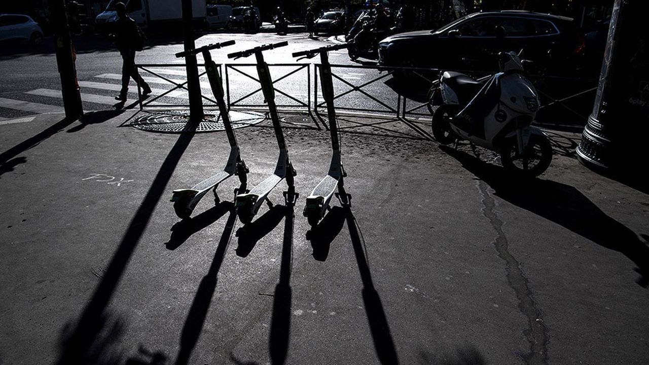Les neuf opérateurs de trottinettes présents à Paris sont régulièrement critiqués en raison de la présence de leurs véhicules sur les trottoirs