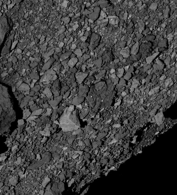 La surface de Bennu est couverte de blocs rocheux qui rendent difficile la mission de prélèvement d'échantillons.