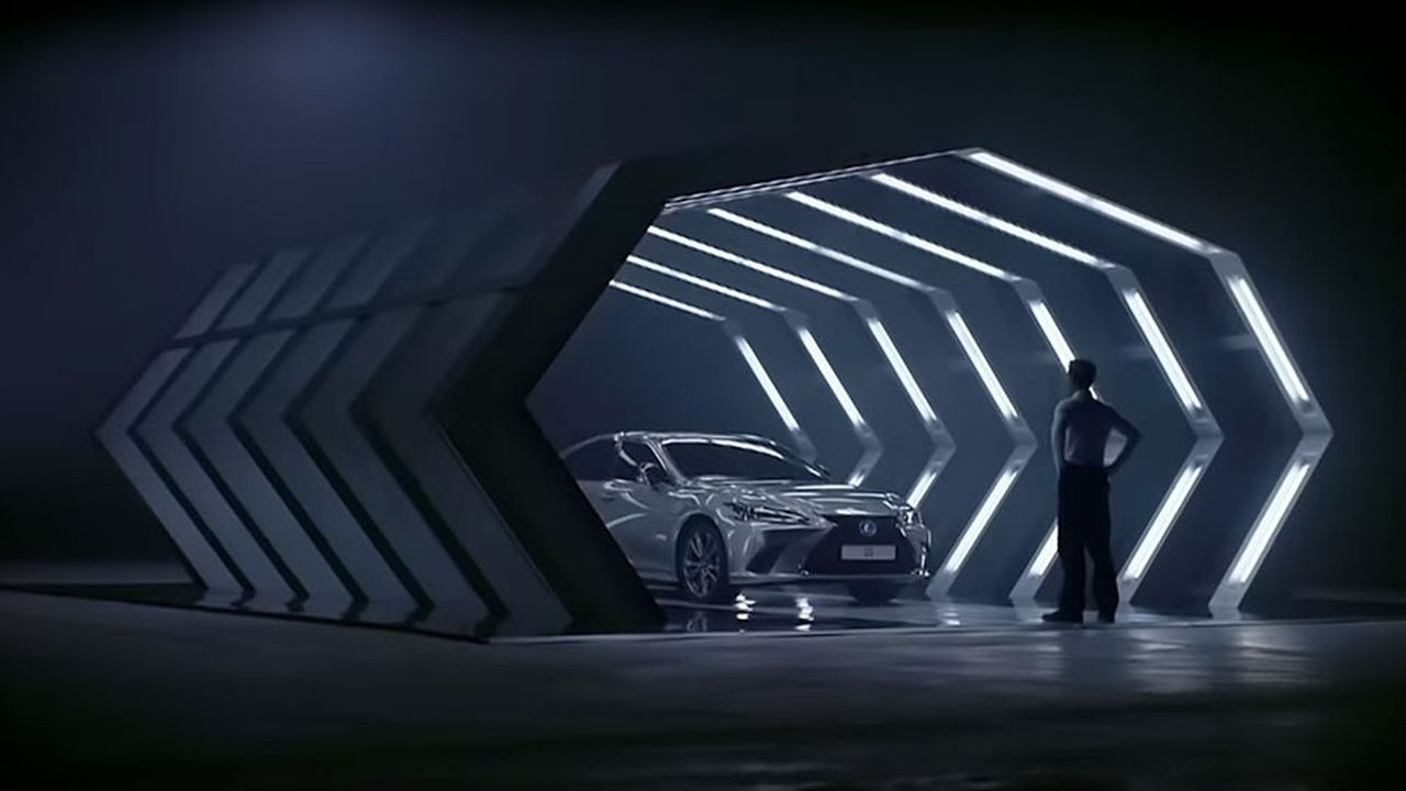 En novembre 2018, Lexus, la marque haut de gamme de Toyota, a utilisé l'intelligence artificielle pour imaginer un spot accompagnant la sortie de son dernier modèle
