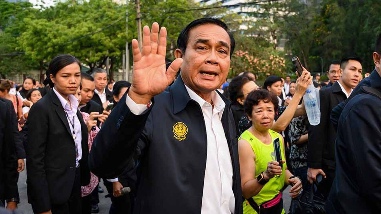 Le premier ministre Prayut Chan-O-Cha bat la campagne en vue des élections de dimanche. Son parti n'est pas en tête des sondages, mais le prochain premier ministre sera malgré tout un militaire.