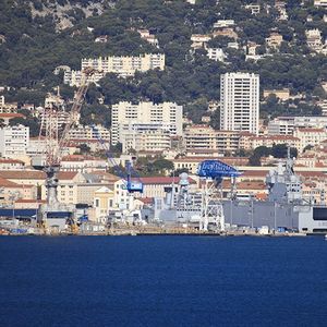 A Toulon, l'idée est de « recoudre la ville » en recréant un lien entre le port et le quartier adjacent.