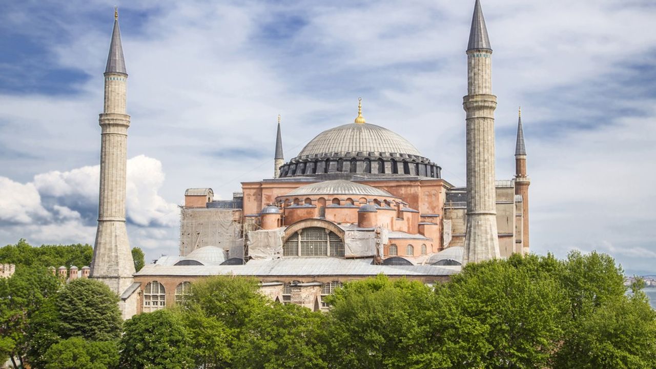 Depuis la création de la république turque par Atatürk, Sainte-Sophie qui domine le quartier de Sultanahmet à Istanbul, est devenue un musée. Le président Erdogan souhaite que l'ancienne basilique chrétienne redevienne la « mosquée Sainte-Sophie ».