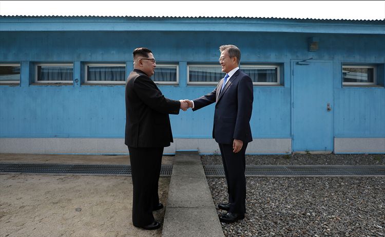 La poignée de main historique entre les chefs d’États des deux Corées