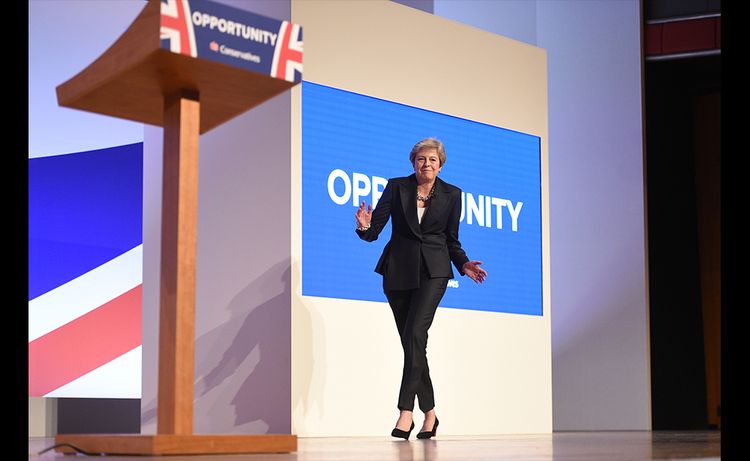 Theresa May se déhanche sur "Dancing Queen" d'Abba
