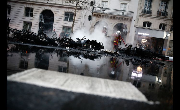 Des voitures incendiées à Paris 