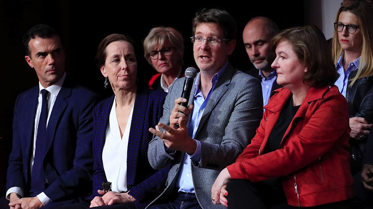 Pascal Canfin (au milieu), Nathalie Loiseau (à droite) et les candidats de la liste « Renaissance ».
