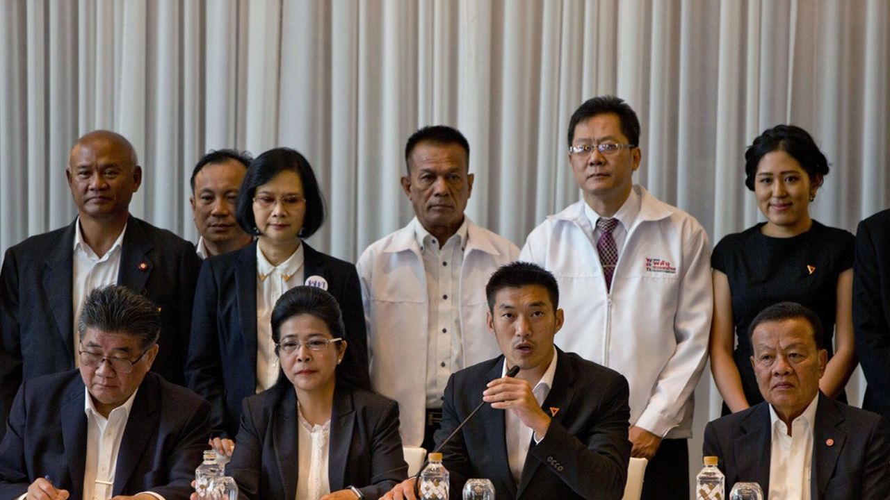 « Nous déclarons que le front démocratique qui s'oppose à la junte militaire dirige la majorité à la Chambre », a affirmé Sudarat Keyuraphan, l'une des chefs de file du Pheu Thai