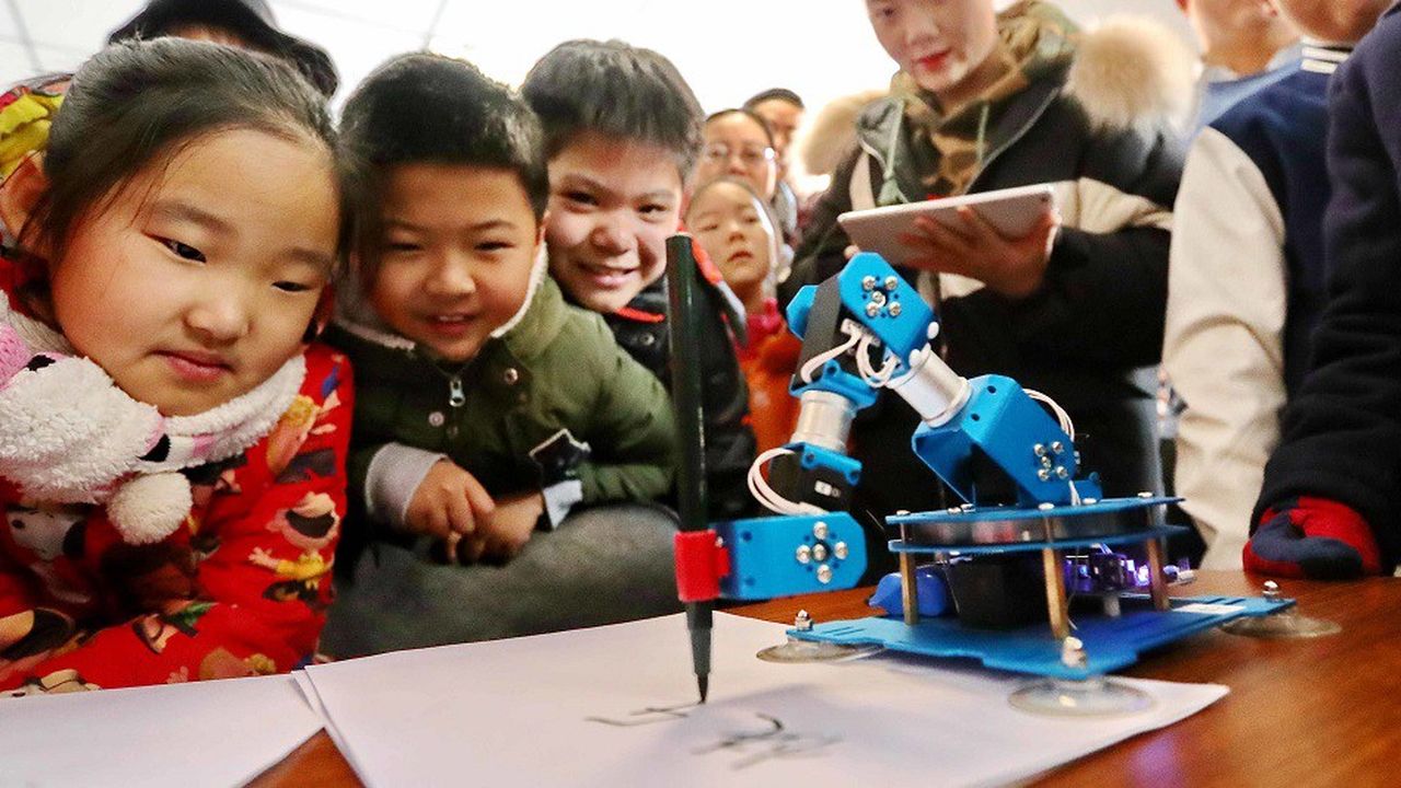 Des enfants découvrent des robots à Qinhuangdao (province de Hebei) en Chine.