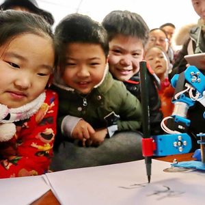 Des enfants découvrent des robots à Qinhuangdao (province de Hebei) en Chine.