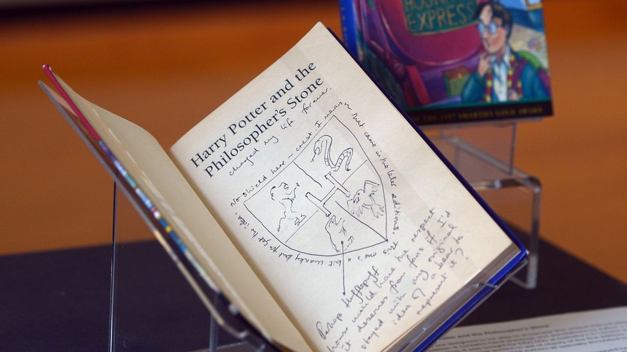 Un des exemplaires de la toute première édition de la saga Harry Potter, dont fait parti le livre vendu cette semaine, est exposé à la bibliothèque nationale d'Edinburgh, en Ecosse, sur laquelle figurent des notes de l'auteur.