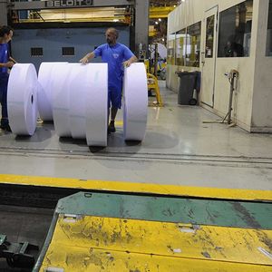 Site de production de Clairefontaine. L'industrie du papier-carton emploie 12.500 personnes en France et génère un chiffre d'affaires de 5,3 milliards d'euros.