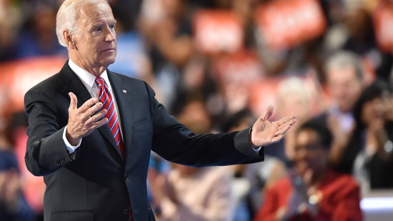 Connu pour être tactile avec les femmes, Joe Biden envisage à 76 ans de rejoindre la course à l'investiture démocrate.