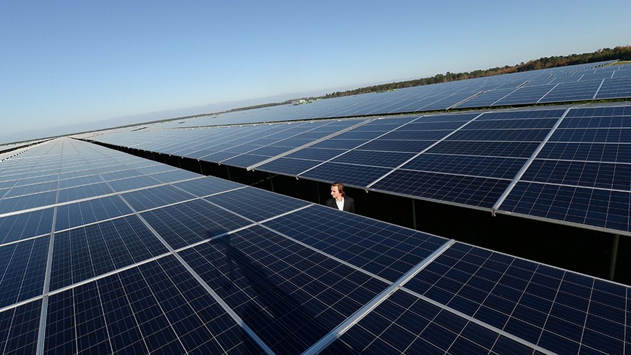 A Cestas (Gironde), Neoen a construit le plus grand parc solaire (300 mégawatts) de France, en agrégeant plusieurs parcelles.
