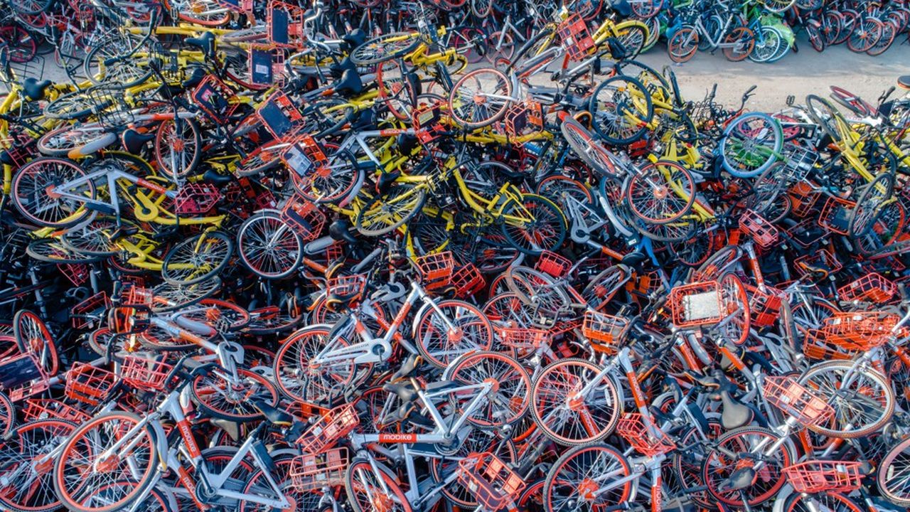 Les cimetières de bicyclettes ont fleuri en Chine, comme ici à Shanghai. Cruel symbole de l'éclatement de la bulle du vélo en « free floating ».