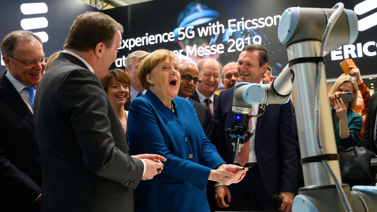 Angela Merkel a découvert un robot collaboratif équipé de la 5G sur le stand du suédois Ericsson à Hanovre. Son temps de réponse plus faible lui permettra de travailler en même temps qu'un employé à un même poste de travail.