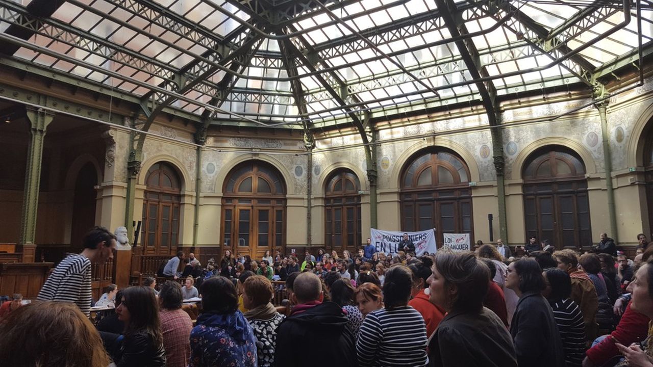 Environ 400 enseignants étaient réunis à la Bourse du travail, à Paris, ce jeudi, pour décider des suites à donner à la mobilisation contre le projet de loi du ministre de l'Education nationale.