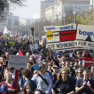 Environ 25.000 Berlinois ont défilé samedi contre la flambée de leurs loyers et la gentrification qu'elle entraîne dans la capitale.