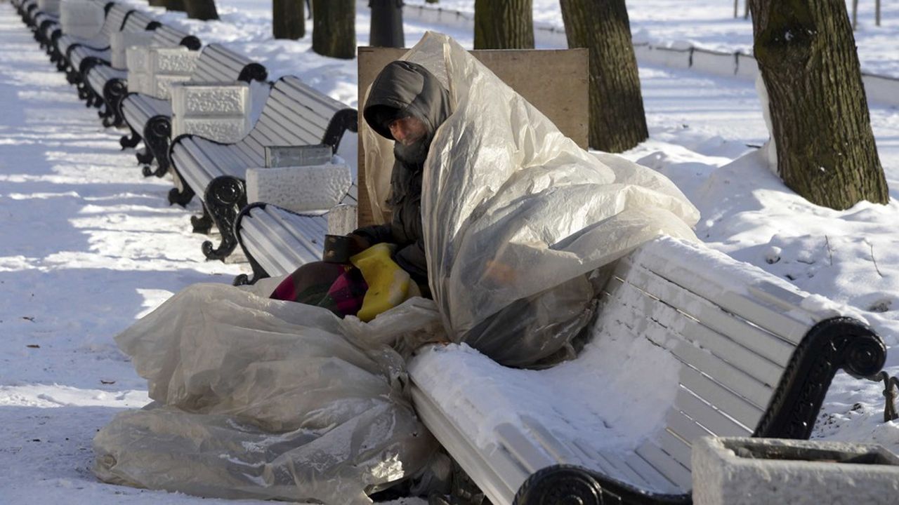 Certains SDF russes affrontent des températures glaciales, comme ici dans un parc de Saint Pétersbourg.