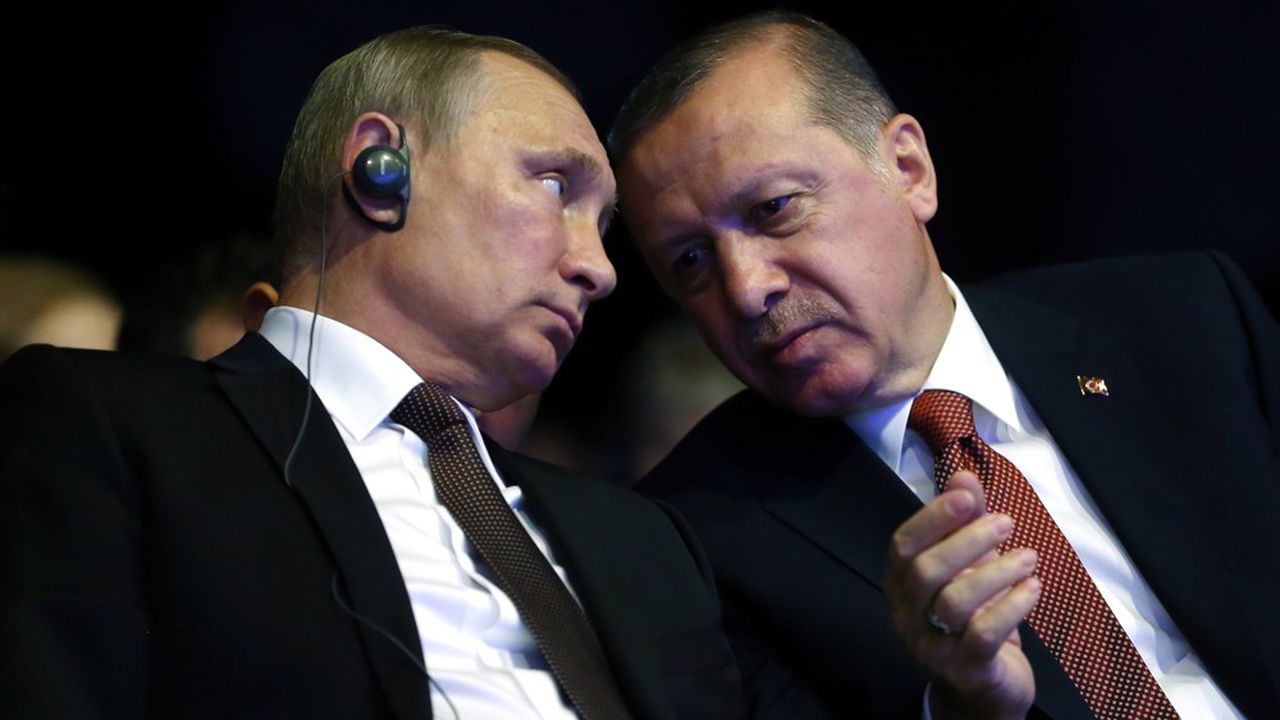 Le président turc discute avec son homologue russe lors d'un colloque international sur l'énergie, dossier clé pour les deux pays, Ankara étant un importateur important alors que Moscou est le numéro un mondial de la production d'hydrocarbures.
