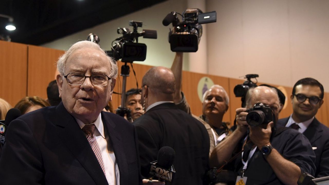 Warren Buffett, milliardaire américain de 88 ans, est le président de Berkshire Hathaway, un conglomérat qui possède un peu moins de 10 % du capital de Wells Fargo.