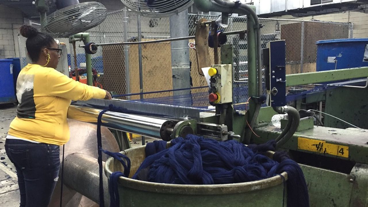 A l'usine de Mount Vernon Mills, on produit encore la toile de jean de manière traditionnelle. Le coton teint par de l'indigo est filé pour sortir près de 400 kilomètres de tissu chaque semaine. 