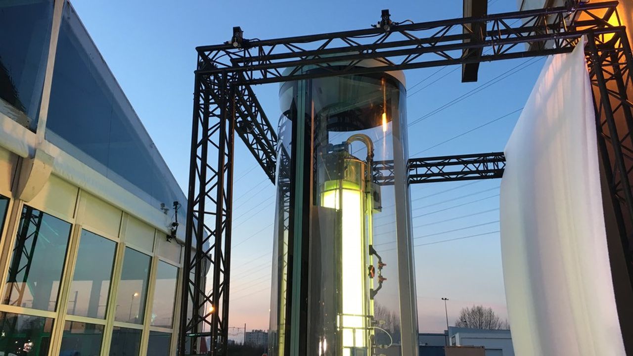 Cette colonne de 400 litres d'eau mélangée à des microalgues éclairées par des leds, doit permettre de dépolluer une partie des rejets de CO2 de l'usine d'incinération de déchets de Créteil.