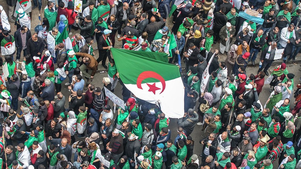 Les manifestants réclament désormais la fin du régime actuel après avoir obtenu la tête du chef de l'Etat, Abdelaziz Bouteflika.