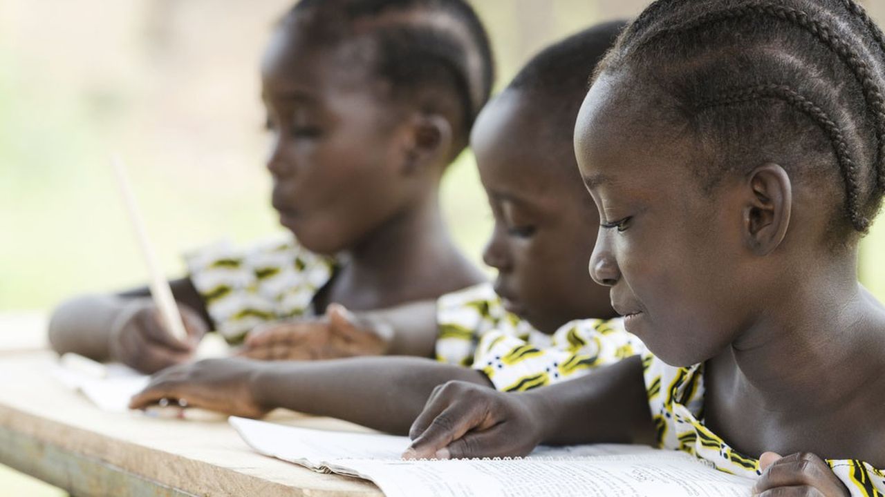 Le sprojets soutenus par l'AFD contribuent notamment à la scolarisation des petites filles en Afrique. 