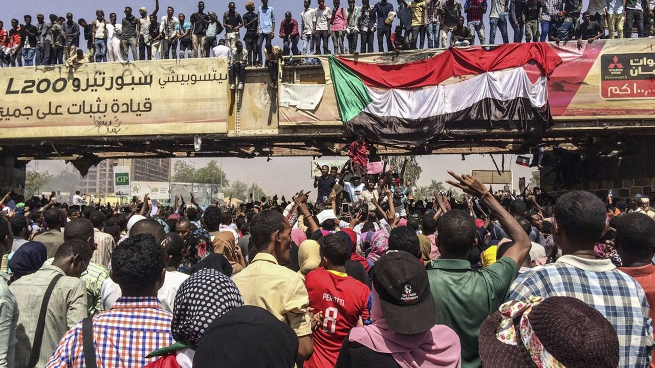 A Khartoum, les Soudanais continuaient mercredi à manifester par dizaines de milliers pour demander la démission du président Omar el-Béchir.