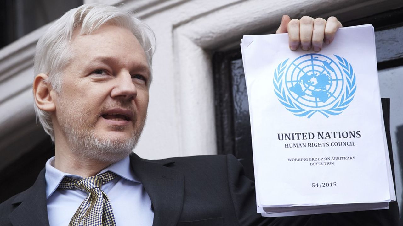 Fin juillet 2010, la presse mondiale publie 70.000 documents confidentiels sur les opérations de la coalition internationale en Afghanistan diffusés par le site internet WikiLeaks.